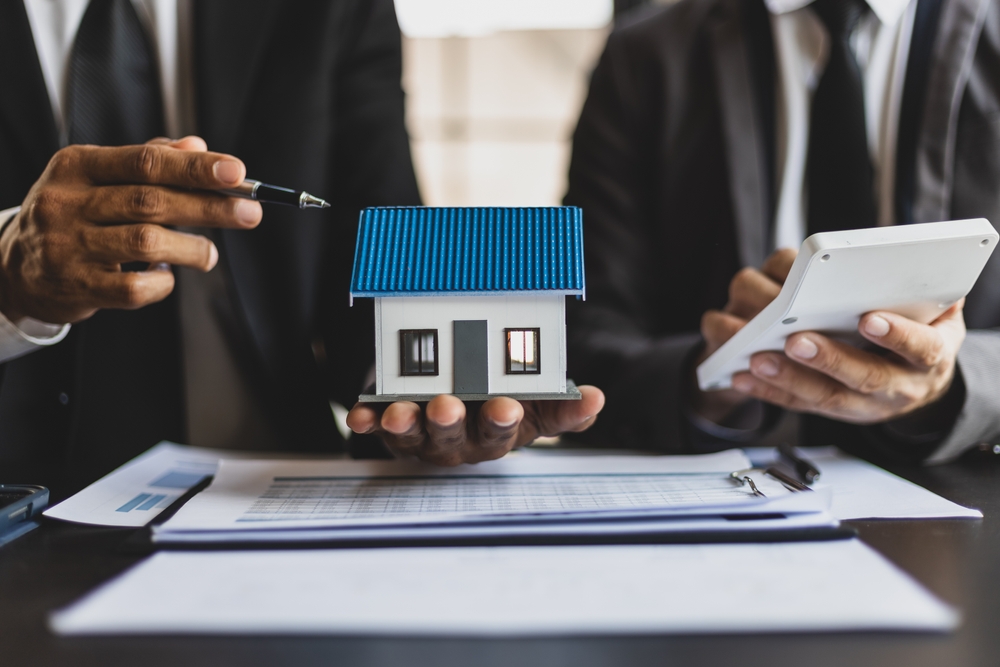 Businessman,Are,Meeting,To,Discuss,The,Returns,Of,Real,Estate