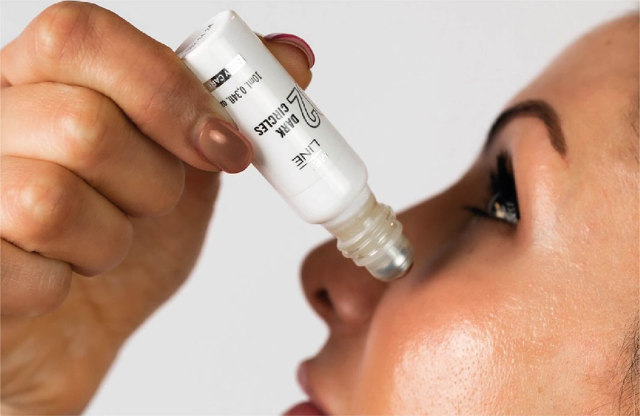 Application ciblée du soin ME Line Dark Circles avec un applicateur roll-on pour réduire les cernes et illuminer le contour des yeux