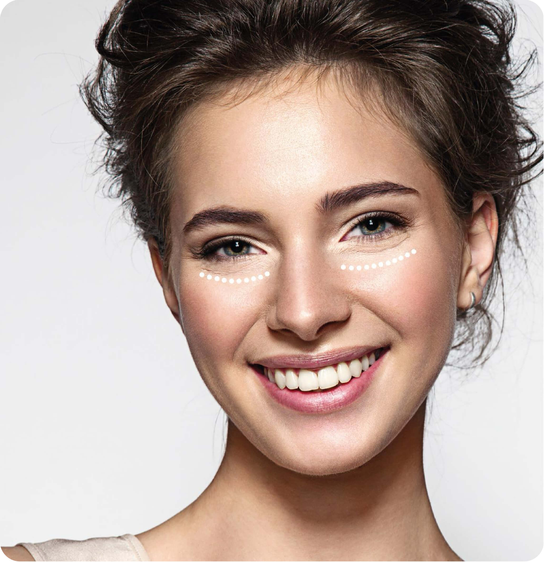 Jeune femme souriante illustrant les bienfaits du peeling Me-Line pour le contour des yeux, ciblant les cernes et améliorant la luminosité du regard.