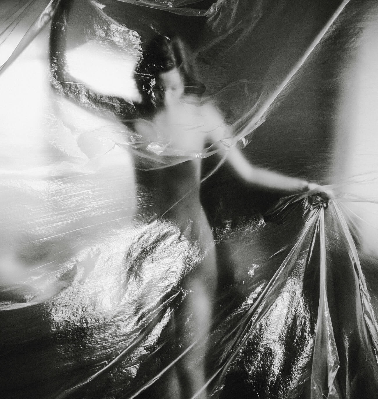 Image artistique en noir et blanc symbolisant la délicatesse et l’intimité, utilisée pour représenter les soins intimes comme le peeling ME Line Intimate.