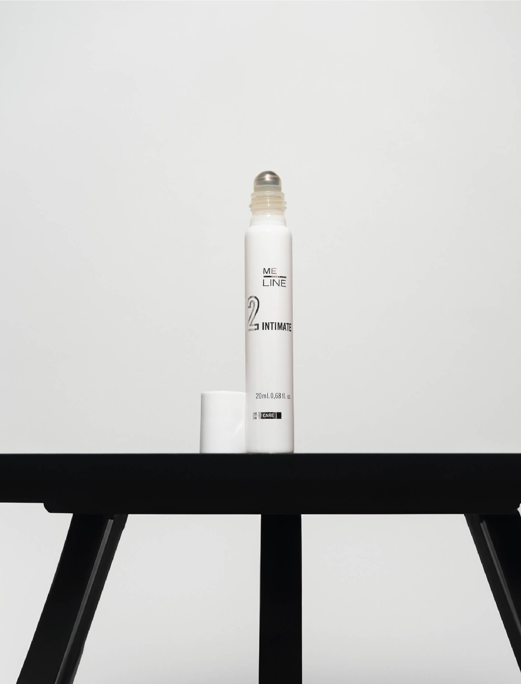 Roll-on ME Line Intimate 2 pour les soins éclaircissants et hydratants de la zone intime, présenté sur un fond minimaliste.