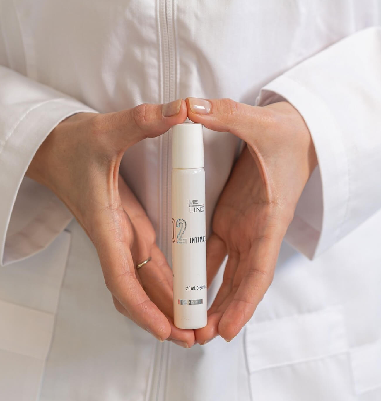 Professionnel tenant le roll-on ME Line Intimate 2, un soin éclaircissant et hydratant conçu pour la zone intime, idéal pour une routine beauté spécialisée