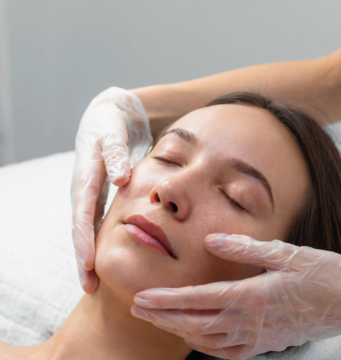 Application du Peeling Me-Line : exfoliation en profondeur pour un teint plus lumineux, une peau plus lisse et une réduction des taches pigmentaires. Soin esthétique avancé pour unifier et raviver l’éclat de la peau, offert par St-Laurent Médico-Esthétique.