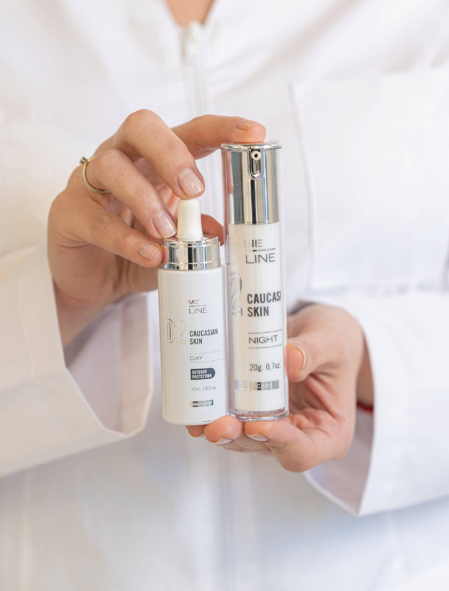 Produits Me-Line pour le soin des taches pigmentaires : sérum de jour avec protection extérieure et crème de nuit pour une action en profondeur. Routine essentielle pour prolonger les bienfaits du Peeling Me-Line et unifier le teint.