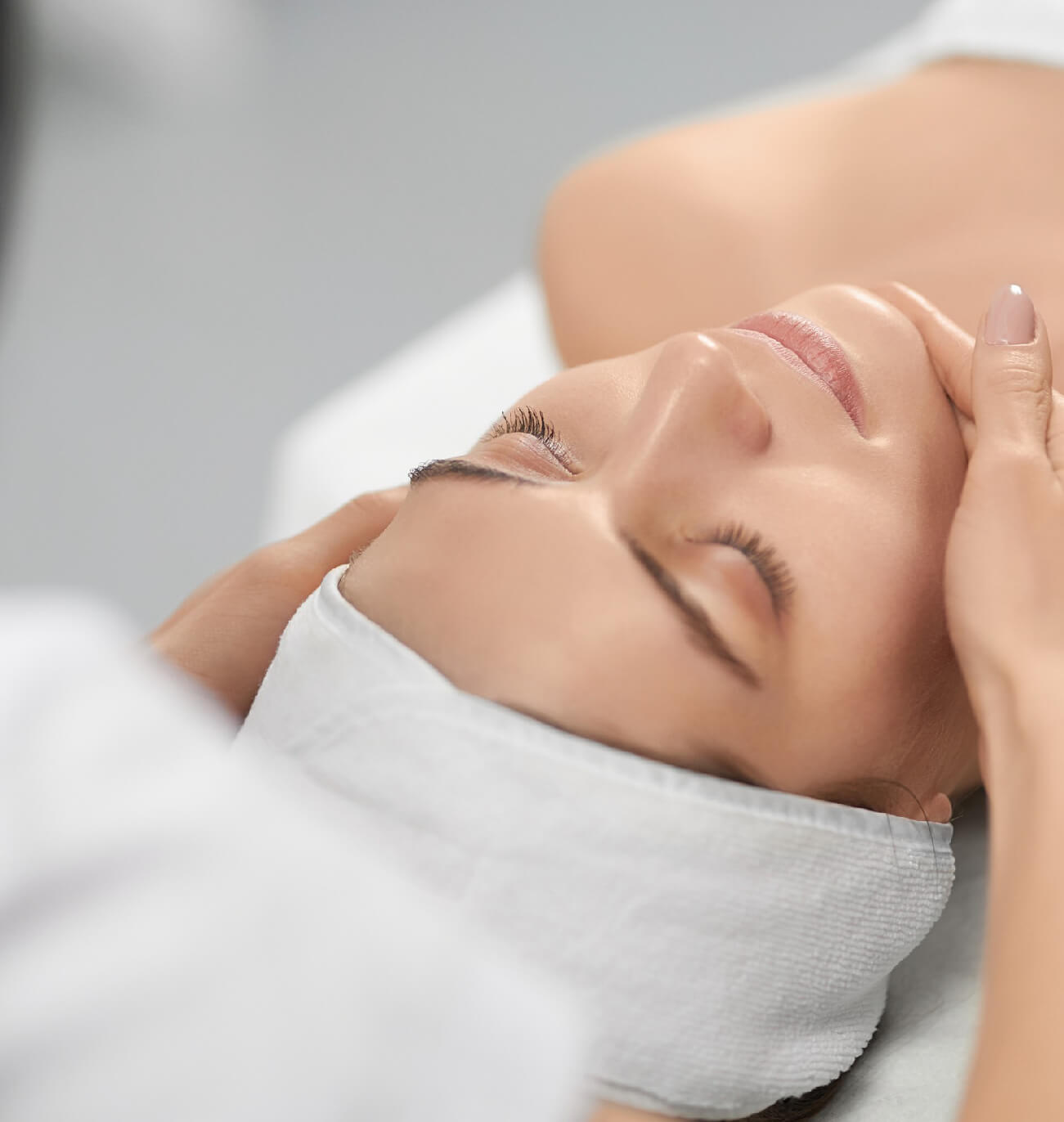 Soin du visage avec le Peeling Me-Line : traitement esthétique pour unifier le teint, réduire les taches pigmentaires et illuminer la peau. Soin professionnel offert par St-Laurent Médico-Esthétique.