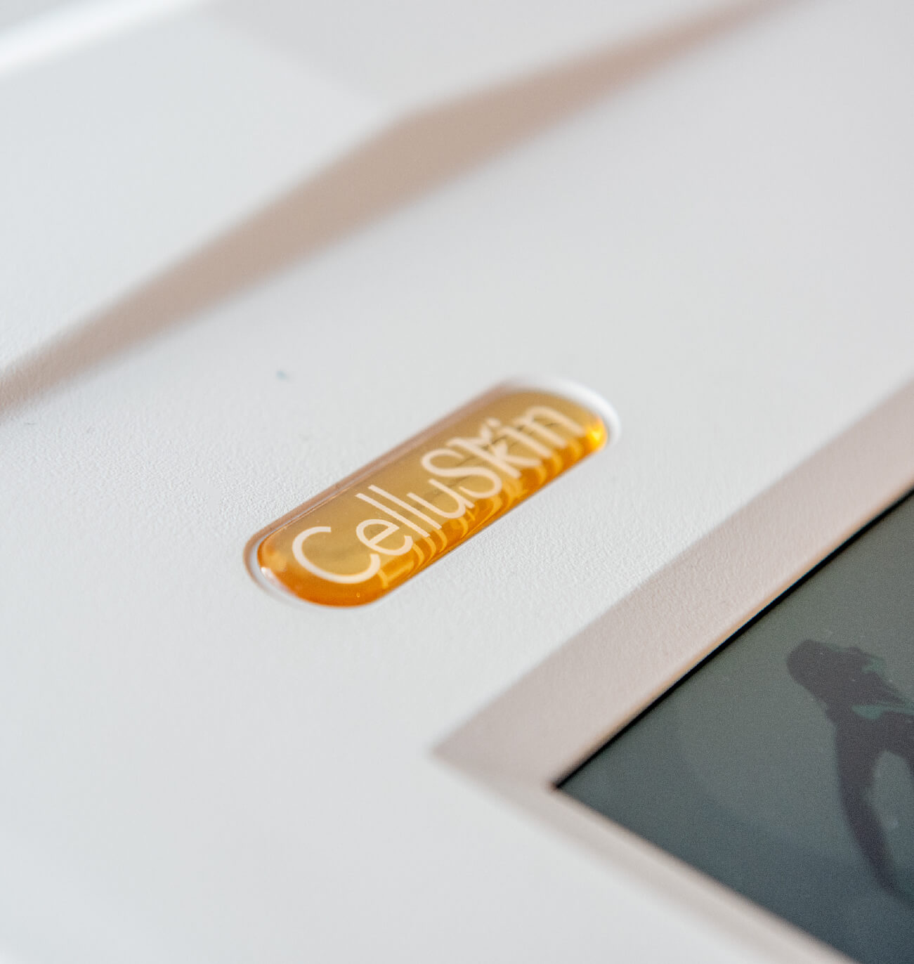 Gros plan sur l’appareil CelluSkin, technologie avancée pour raffermir la peau et réduire l’apparence de la cellulite.