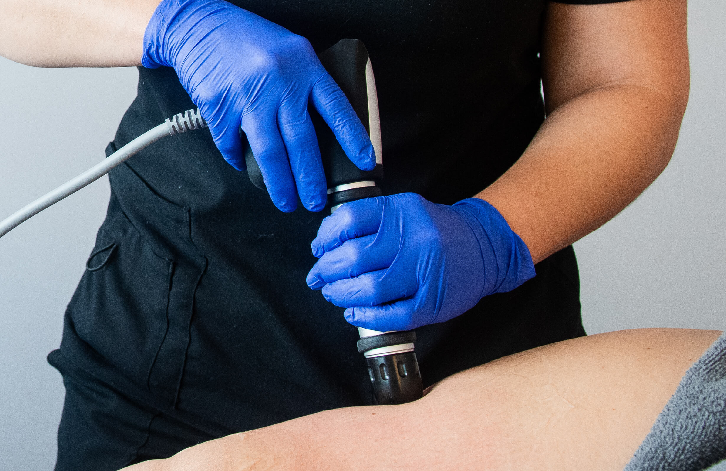Consultation et déroulement d’une séance CelluSkin : application d’un traitement par ondes de choc pour raffermir la peau et réduire la cellulite. Un soin non invasif réalisé par un professionnel pour améliorer la texture et l’élasticité cutanée.