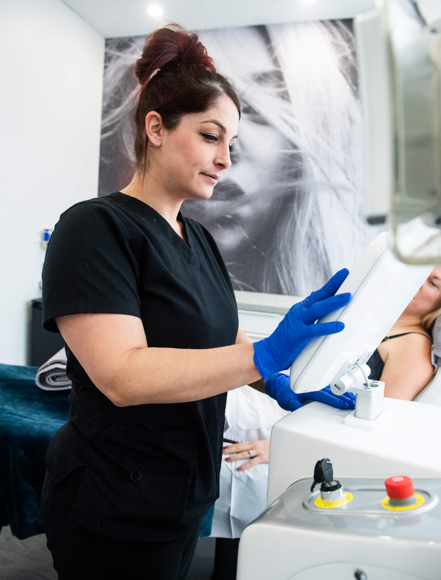 Professionnel de l’esthétique ajustant l’appareil de cryolipolyse ColdSculpting avant de commencer un traitement sur un client, dans un environnement de soin moderne et confortable.