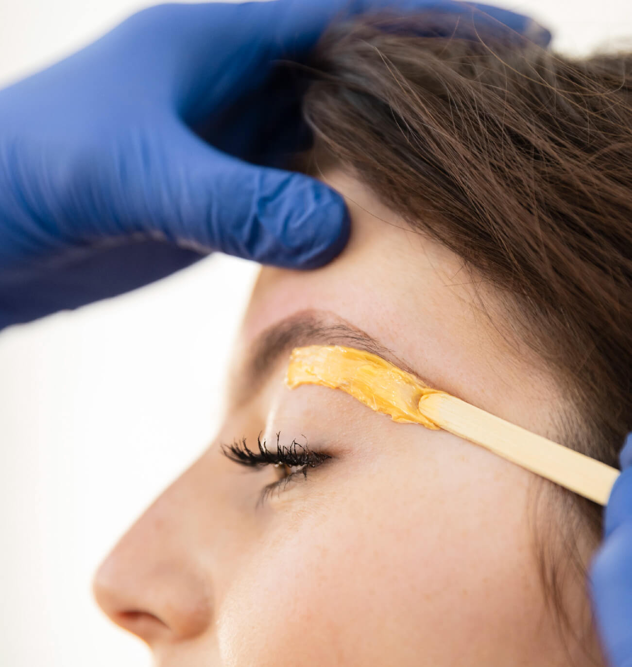 Épilation professionnelle des sourcils à la cire chaude pour des résultats précis et une peau douce, un avantage clé