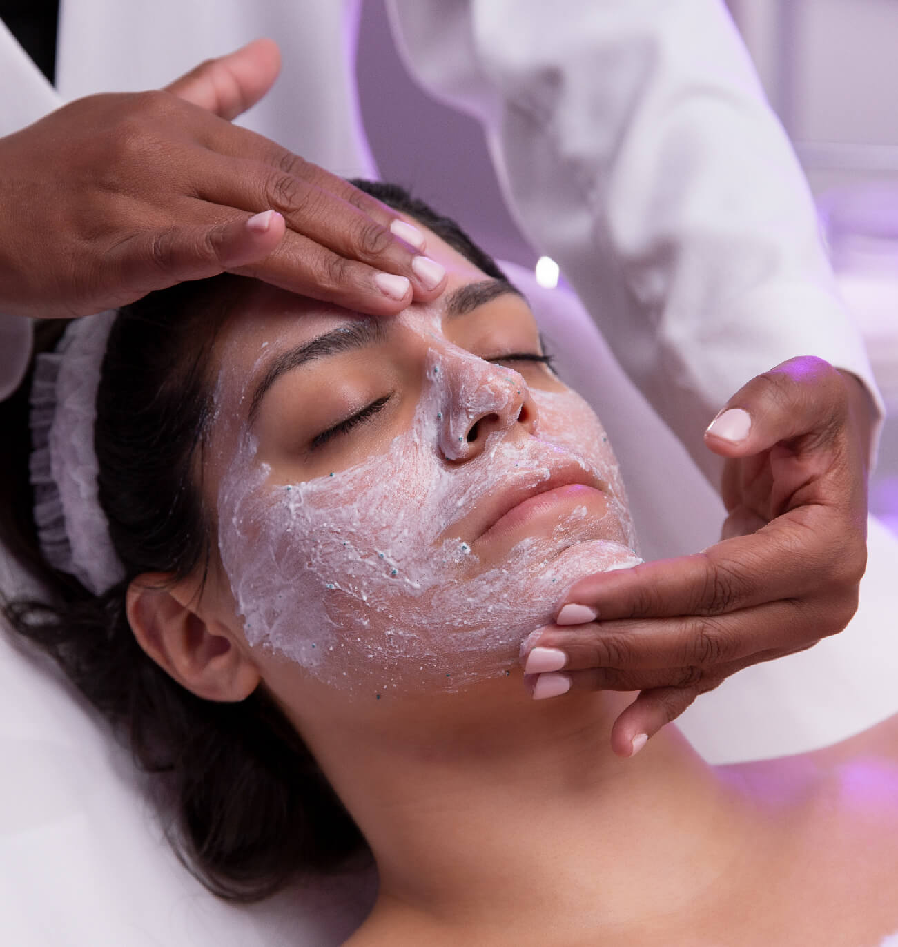 Application d’un masque facial avec des produits Image Skincare, pour exfolier et hydrater la peau, offrant un éclat renouvelé