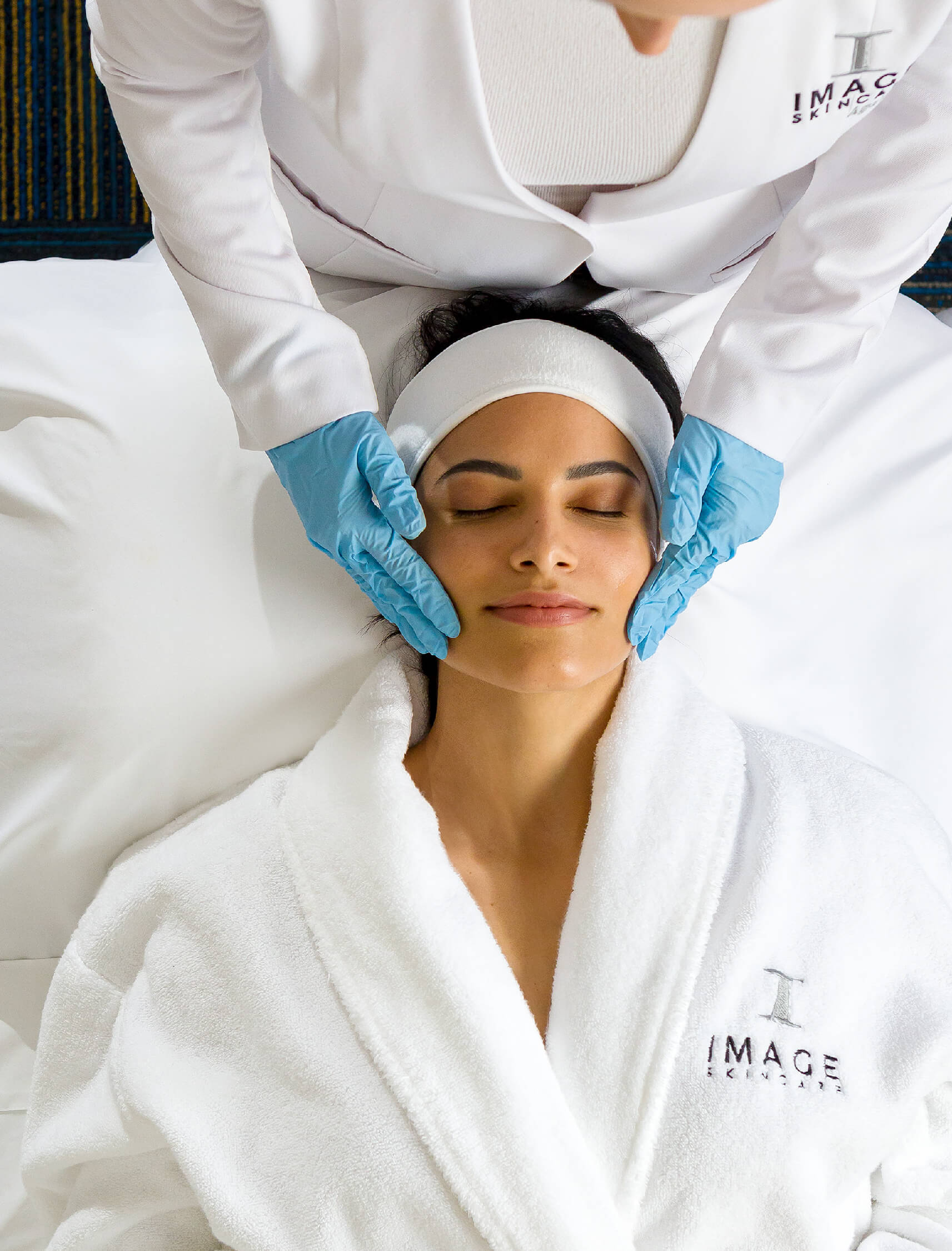 Soin du visage professionnel avec des produits Image Skincare, offrant une expérience relaxante et des résultats visibles pour une peau éclatante