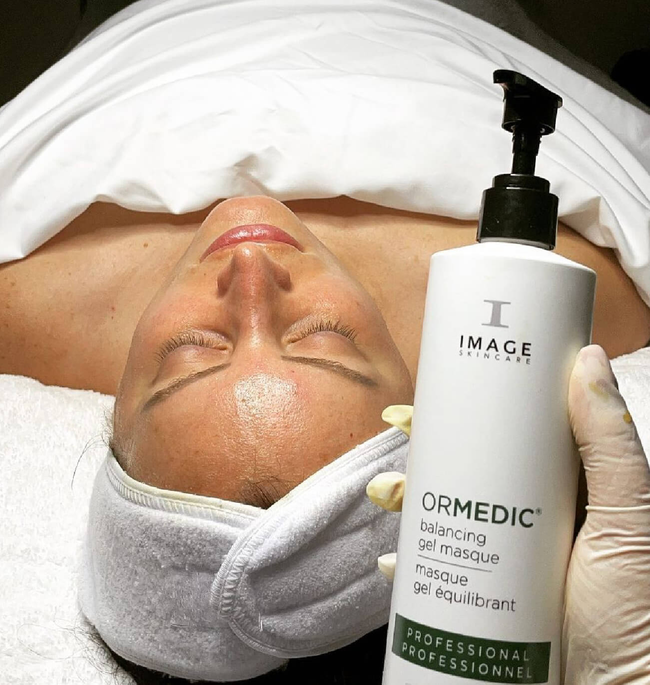 Soin du visage avec le masque gel équilibrant Ormedic d’Image Skincare, conçu pour apaiser et restaurer l’équilibre naturel de la peau.
