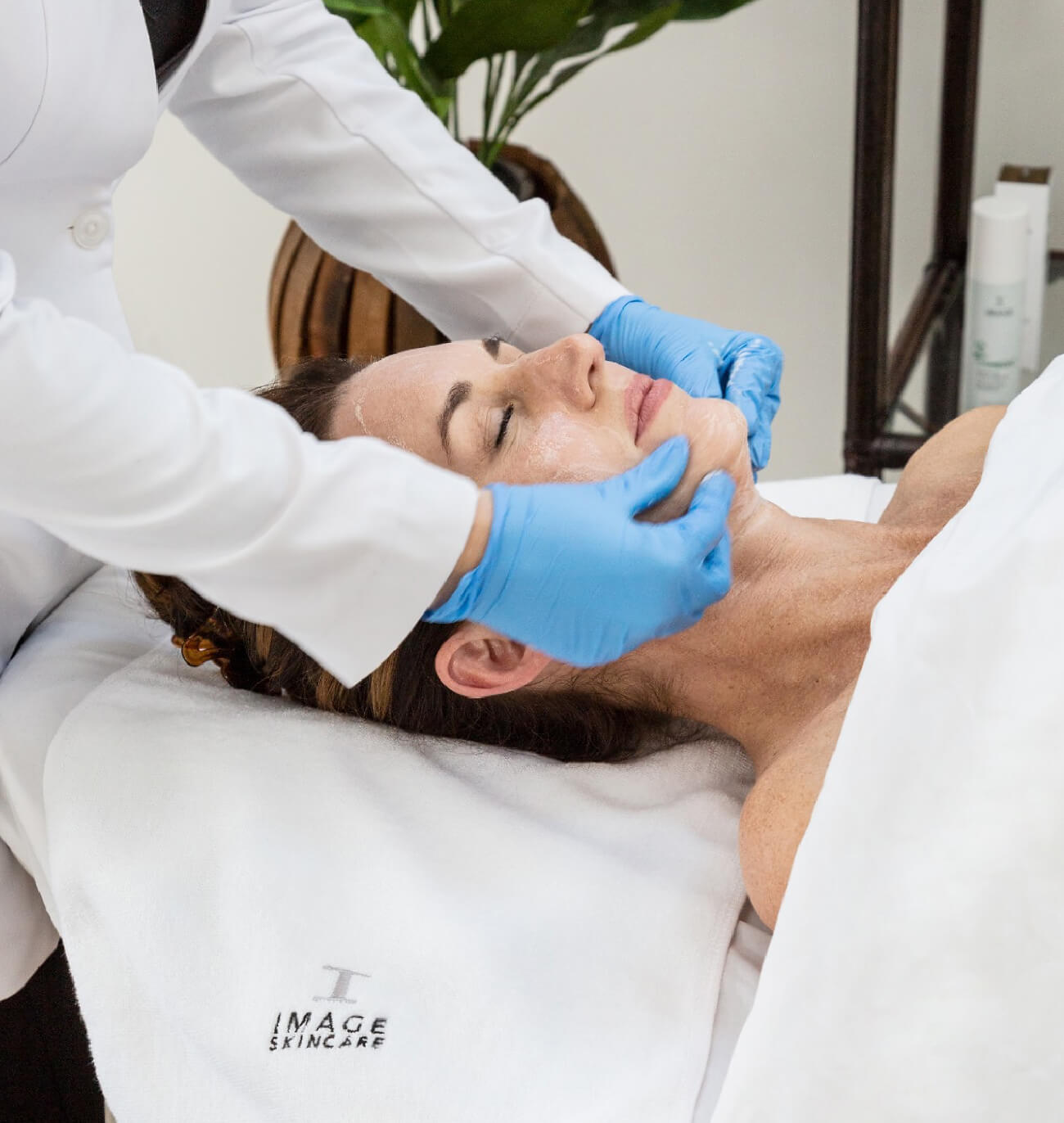 Soin du visage avec des produits Image Skincare, offrant un nettoyage en profondeur et une hydratation pour une peau lumineuse et revitalisée