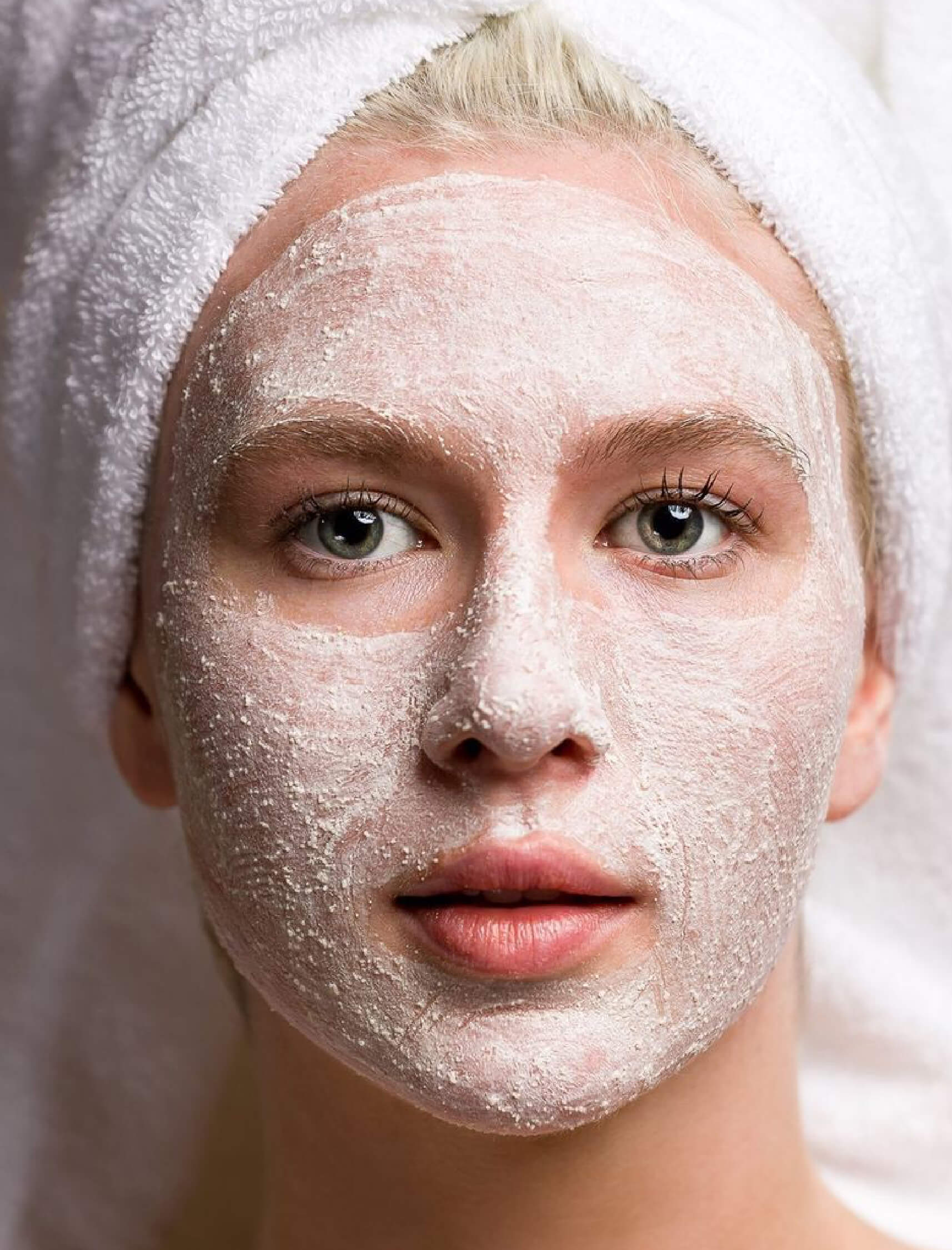 Application d’un masque exfoliant pour purifier et revitaliser la peau, laissant un teint frais et lumineux