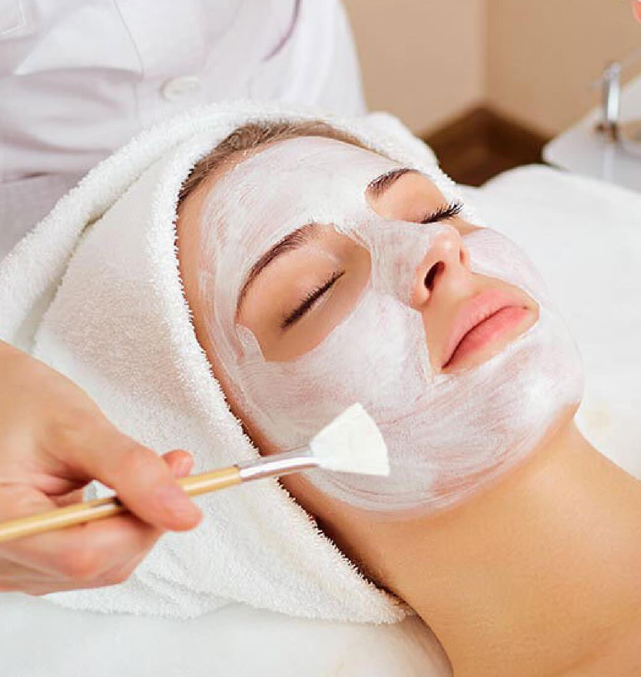Application d’un masque hydratant pendant un soin du visage, pour nourrir et apaiser la peau en profondeur.