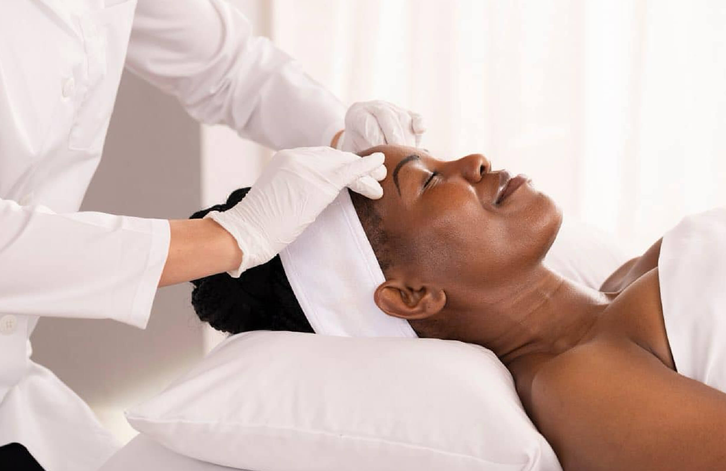 Soin du visage relaxant avec massage professionnel, pour apaiser la peau et améliorer son éclat naturel.