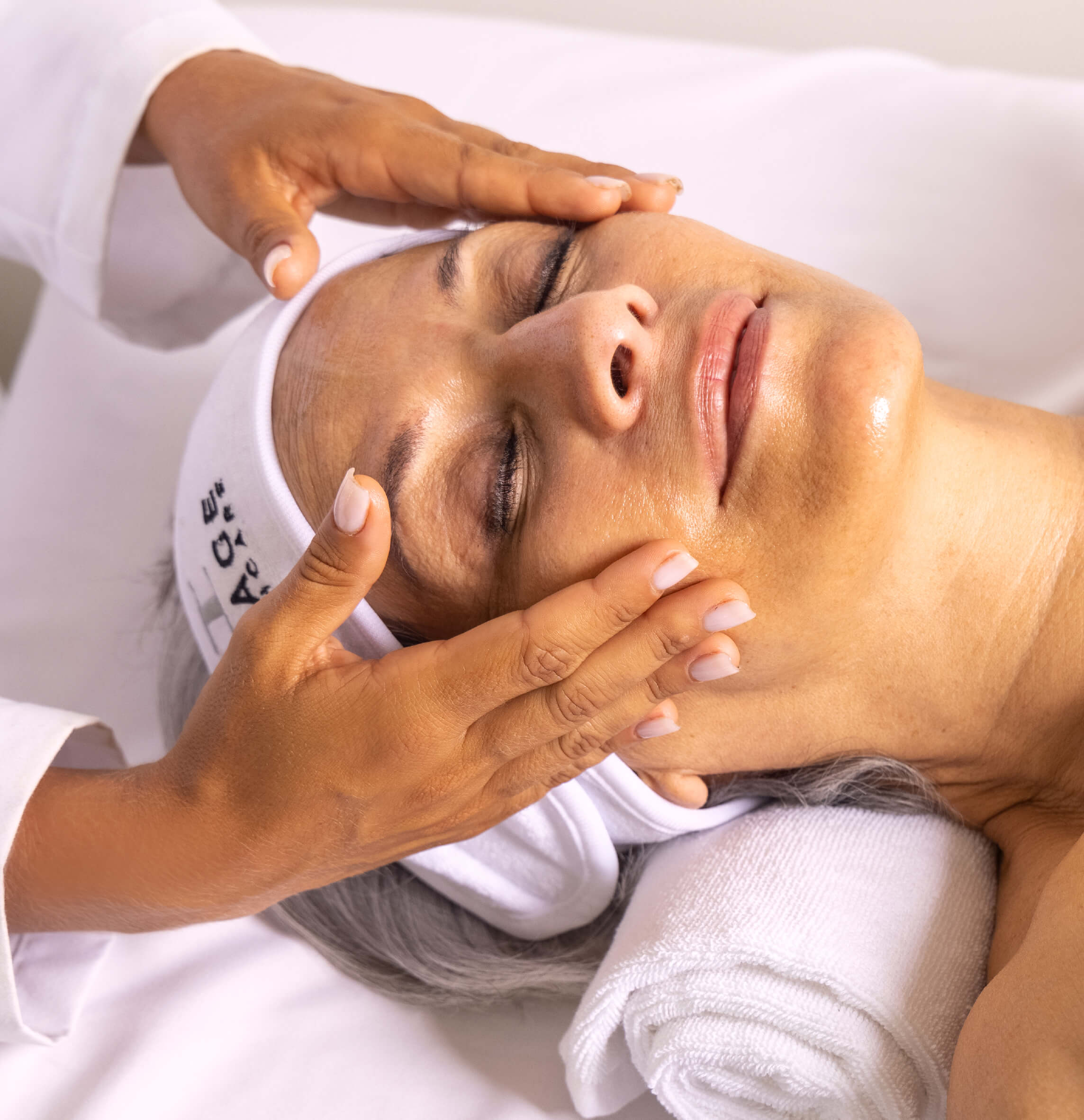 Massage facial professionnel avec des produits Image Skincare, offrant relaxation et hydratation pour une peau revitalisée.