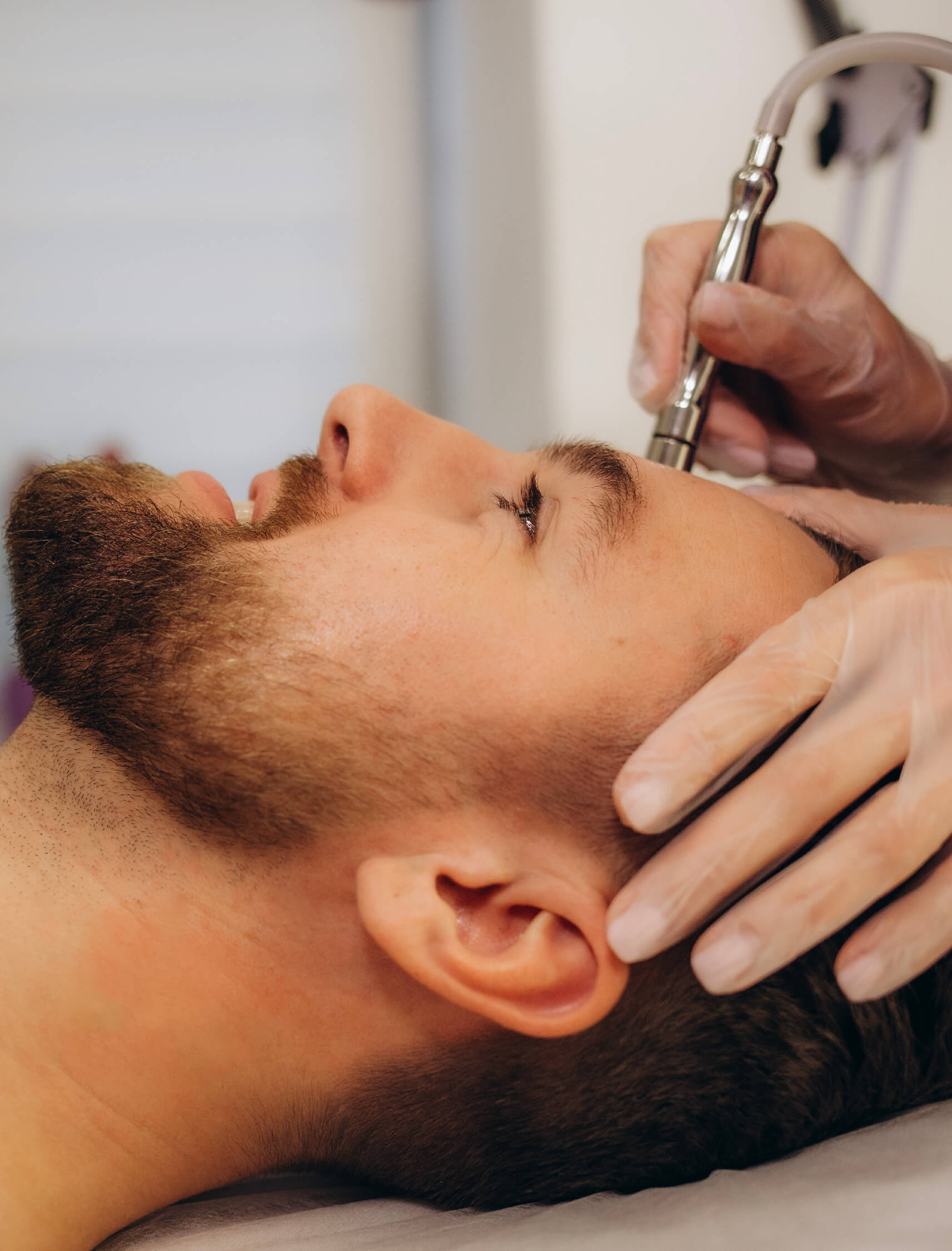 Traitement de microdermabrasion pour homme, visant à améliorer la texture et la clarté de la peau du visage