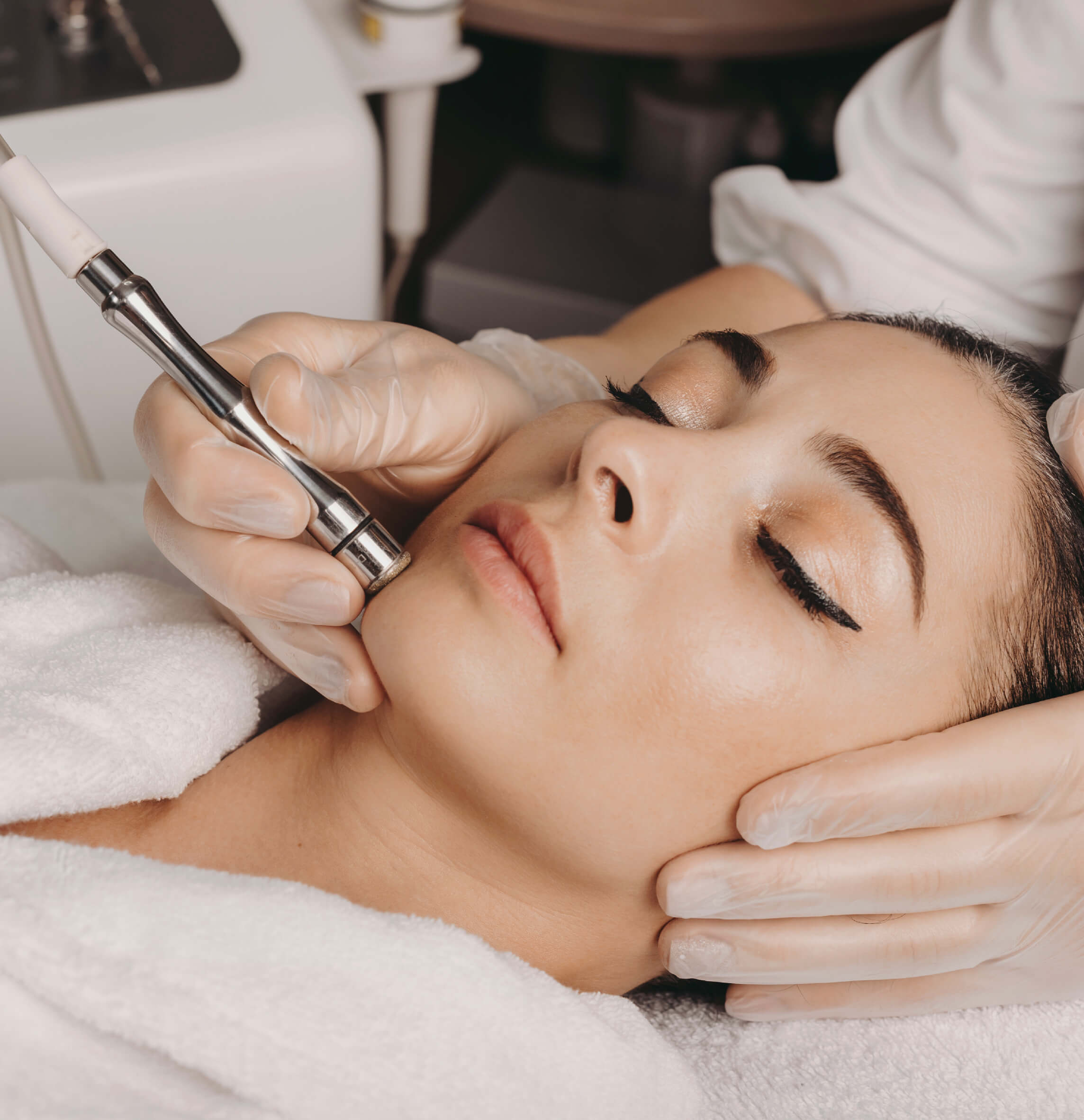 Femme recevant un traitement de microdermabrasion professionnelle, une technique non invasive pour exfolier et revitaliser la peau du visage