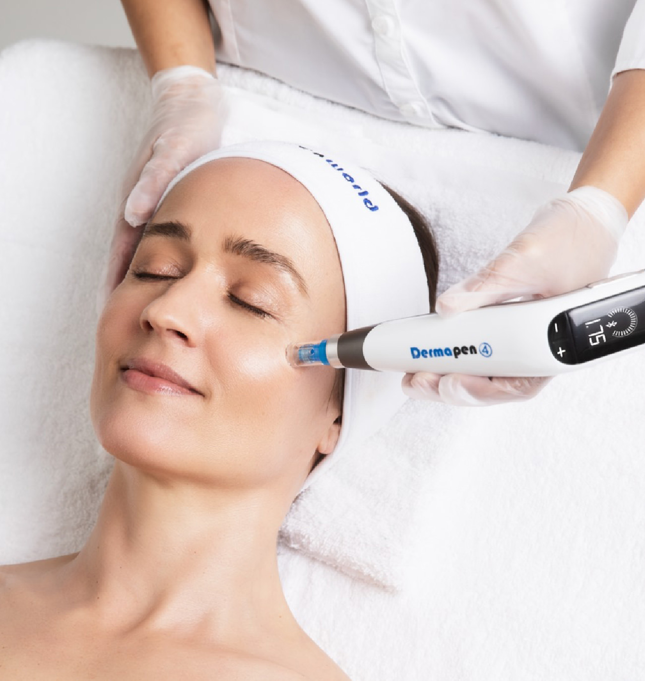 Séance de microneedling Dermapen 4 : traitement esthétique avancé pour stimuler la production de collagène, raffermir la peau, réduire les rides, les cicatrices et les imperfections. Soin professionnel offert par St-Laurent Médico-Esthétique.