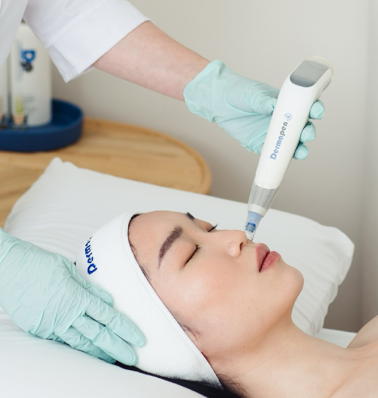 microneedling Dermapen 4 : stimulation du collagène et régénération cellulaire pour améliorer la texture de la peau, réduire les rides, cicatrices et imperfections. Soin esthétique avancé offert par St-Laurent Médico-Esthétique