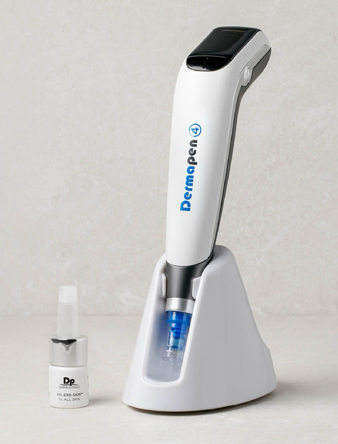 Appareil de microneedling Dermapen 4 avec son sérum MG-EXO-SKIN : technologie avancée pour stimuler la production de collagène, lisser la peau et réduire les imperfections. Traitement professionnel offert par St-Laurent Médico-Esthétique.