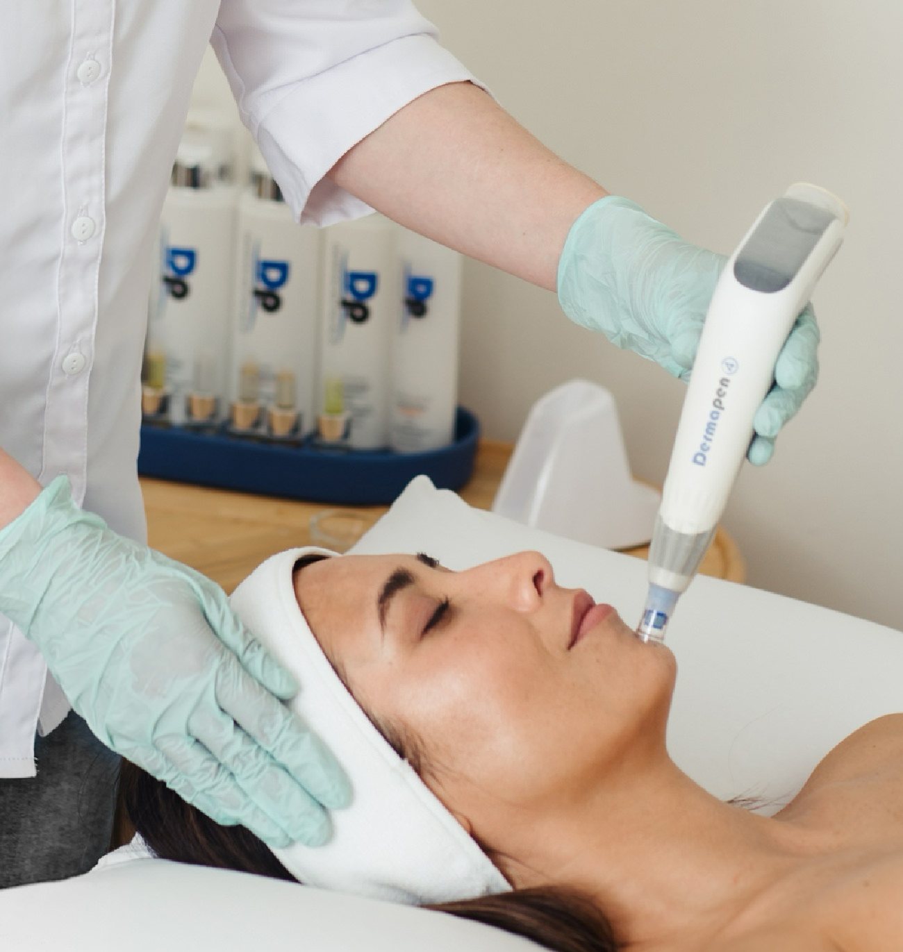 Séance de microneedling Dermapen 4 : application de micro-aiguilles pour stimuler la régénération cutanée, lisser la peau et réduire les imperfections. Soin esthétique avancé offert par St-Laurent Médico-Esthétique