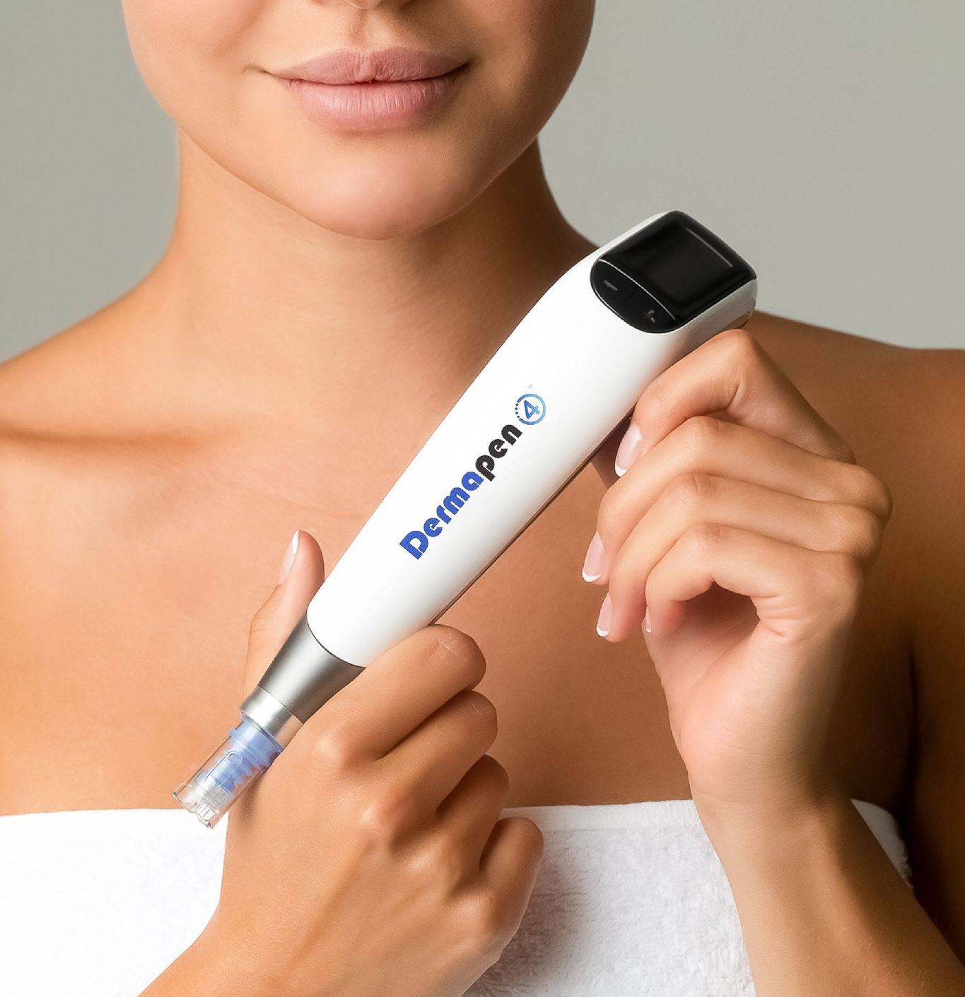Gros plan sur l’appareil Dermapen 4, technologie de microneedling avancée pour stimuler la production de collagène, réduire les rides, cicatrices et imperfections cutanées. Traitement esthétique innovant offert par St-Laurent Médico-Esthétique.