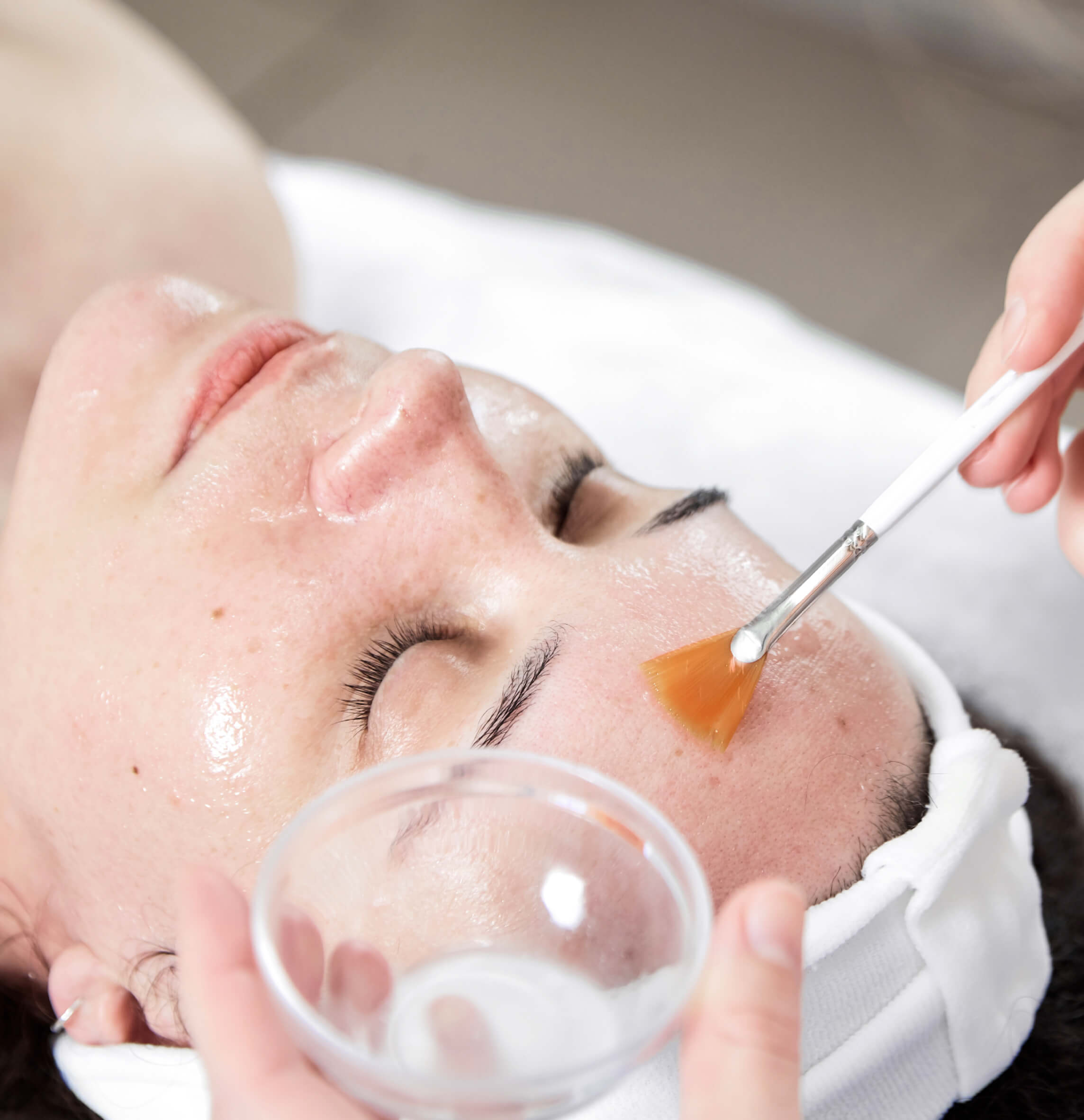 Application d’un peeling glycolique sur le visage pour une exfoliation et un renouvellement cellulaire en profondeur. Découvrez les bienfaits du peeling glycolique pour une peau éclatante et régénérée