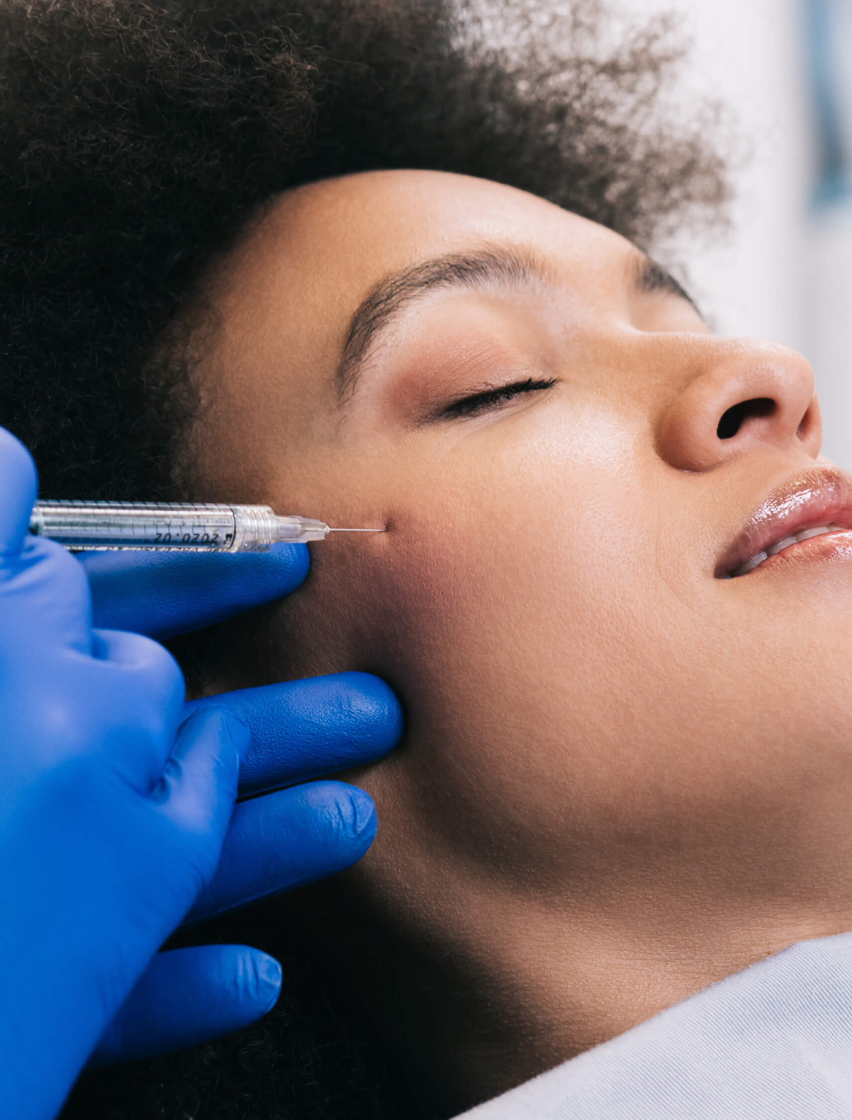 Injection esthétique au niveau de la joue, démontrant un traitement ciblé pour repulper la peau, restaurer le volume perdu et obtenir un aspect rajeuni en clinique spécialisée.