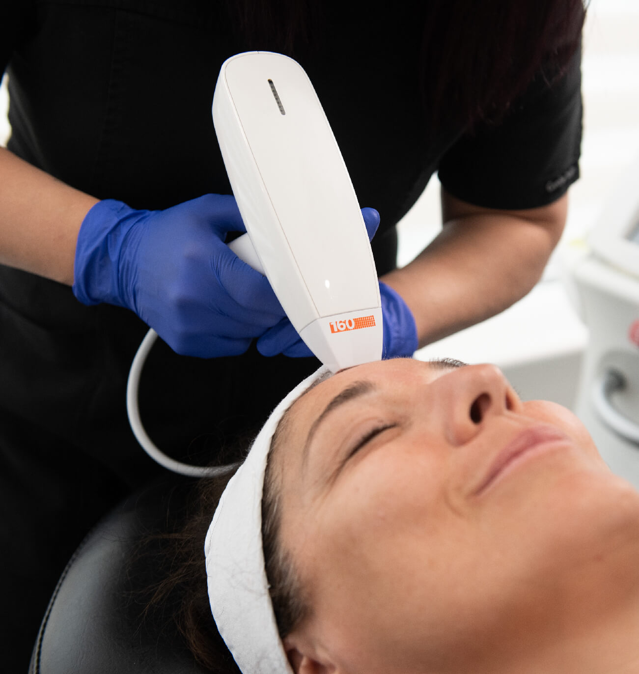 Séance de traitement Venus Viva pour le rajeunissement du visage, utilisant une technologie avancée pour améliorer la texture de la peau et réduire les imperfections