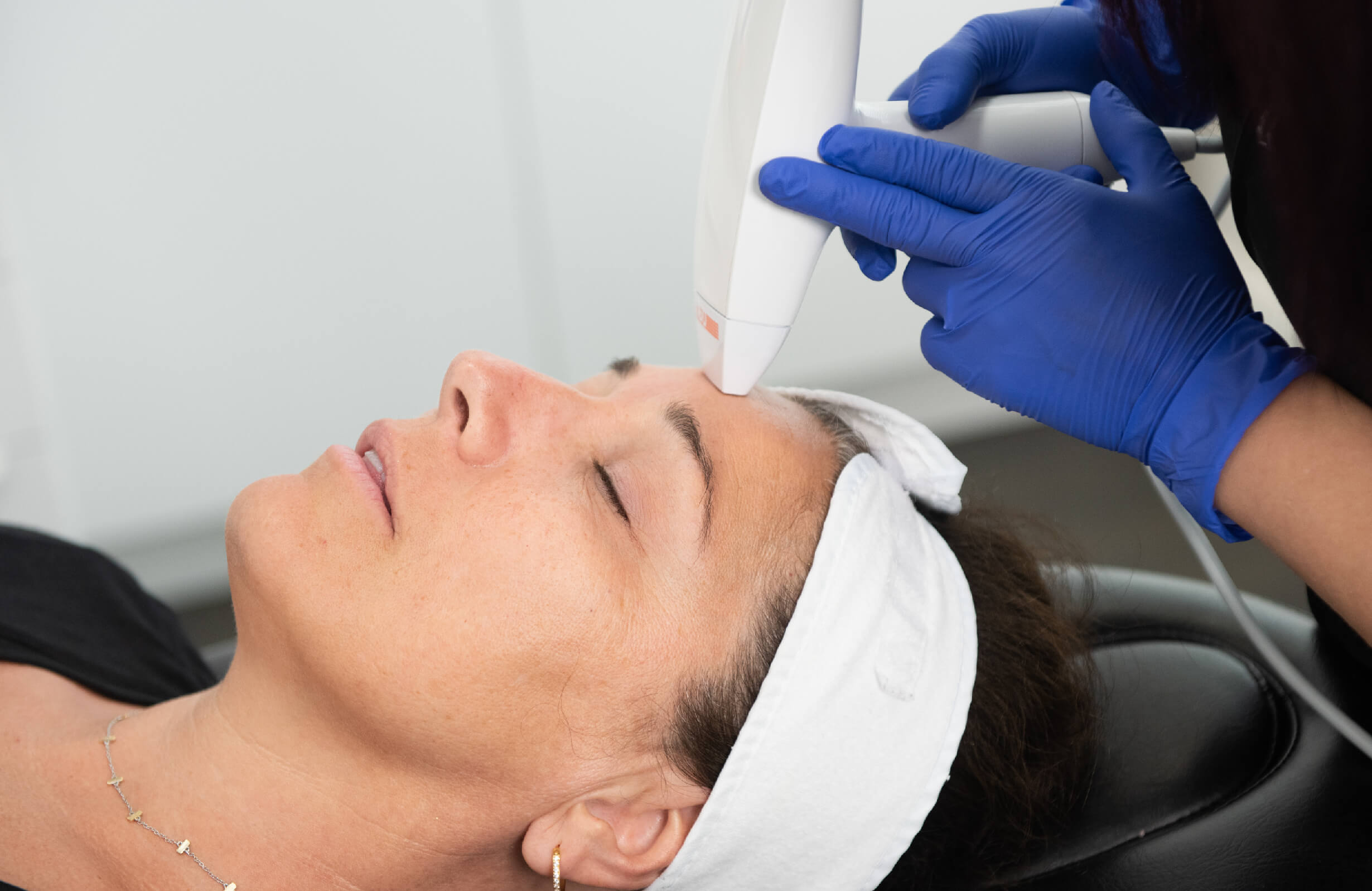 Consultation initiale lors d’une séance de traitement Venus Viva, permettant de personnaliser le soin pour un rajeunissement optimal de la peau