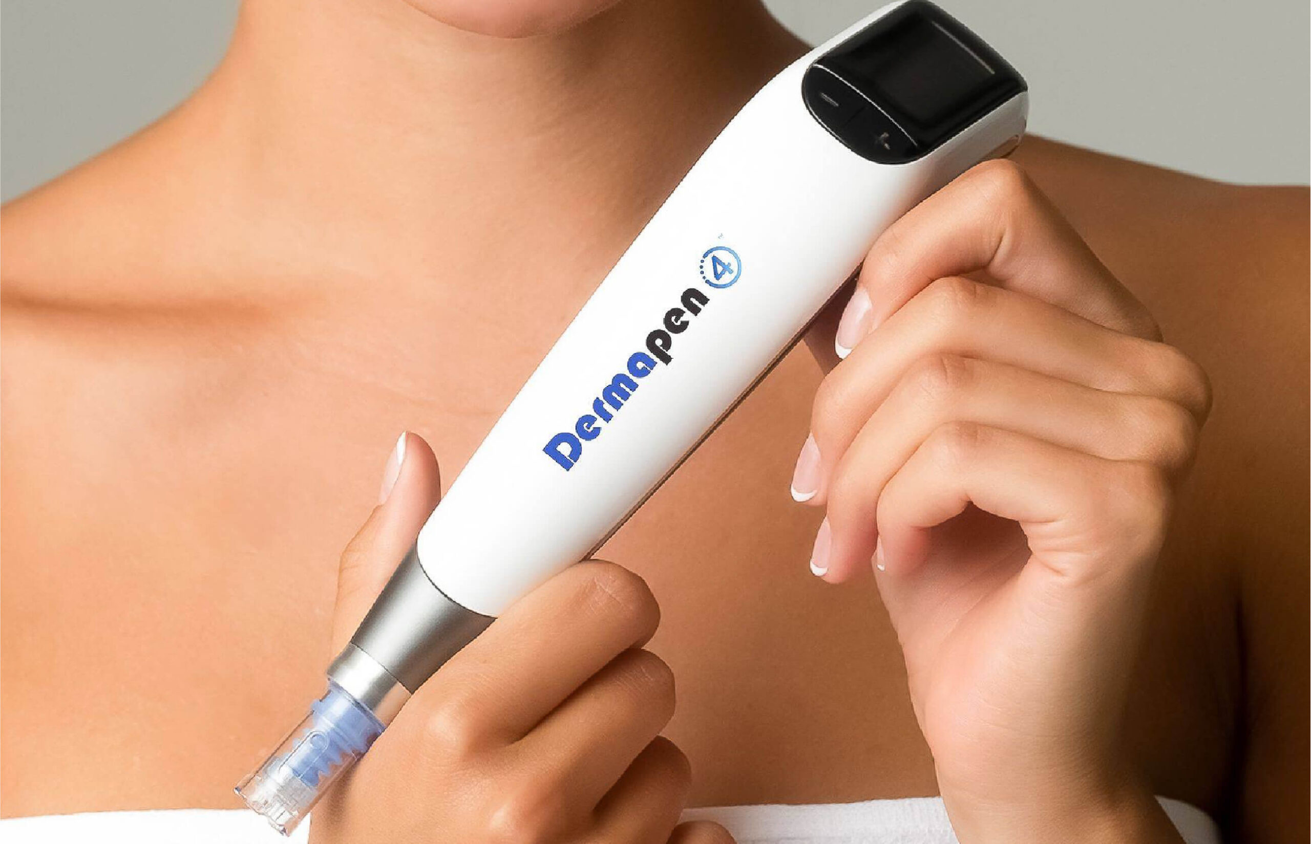 Gros plan sur l’appareil Dermapen 4, technologie de microneedling avancée pour stimuler la production de collagène, lisser la peau et réduire les imperfections.