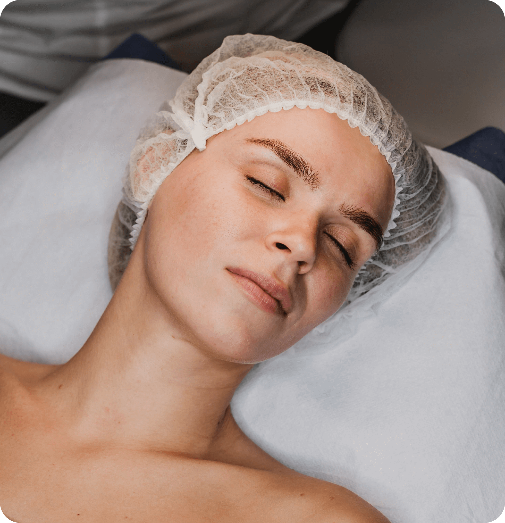 Femme reposant avant une procédure de chirurgie mineure esthétique, mettant en avant des soins professionnels et un environnement clinique sécurisé.