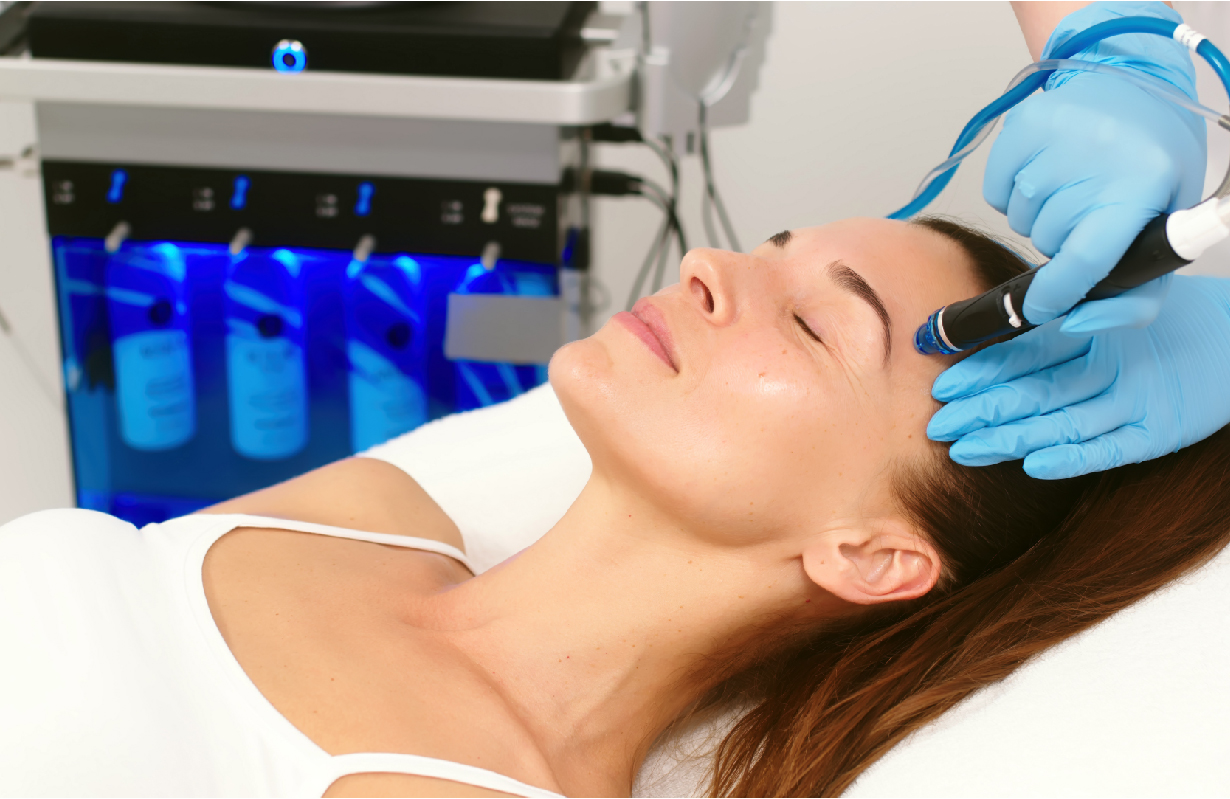 Traitement MeAquafacial en cours, combinant nettoyage en profondeur, exfoliation et hydratation pour une peau éclatante et revitalisée