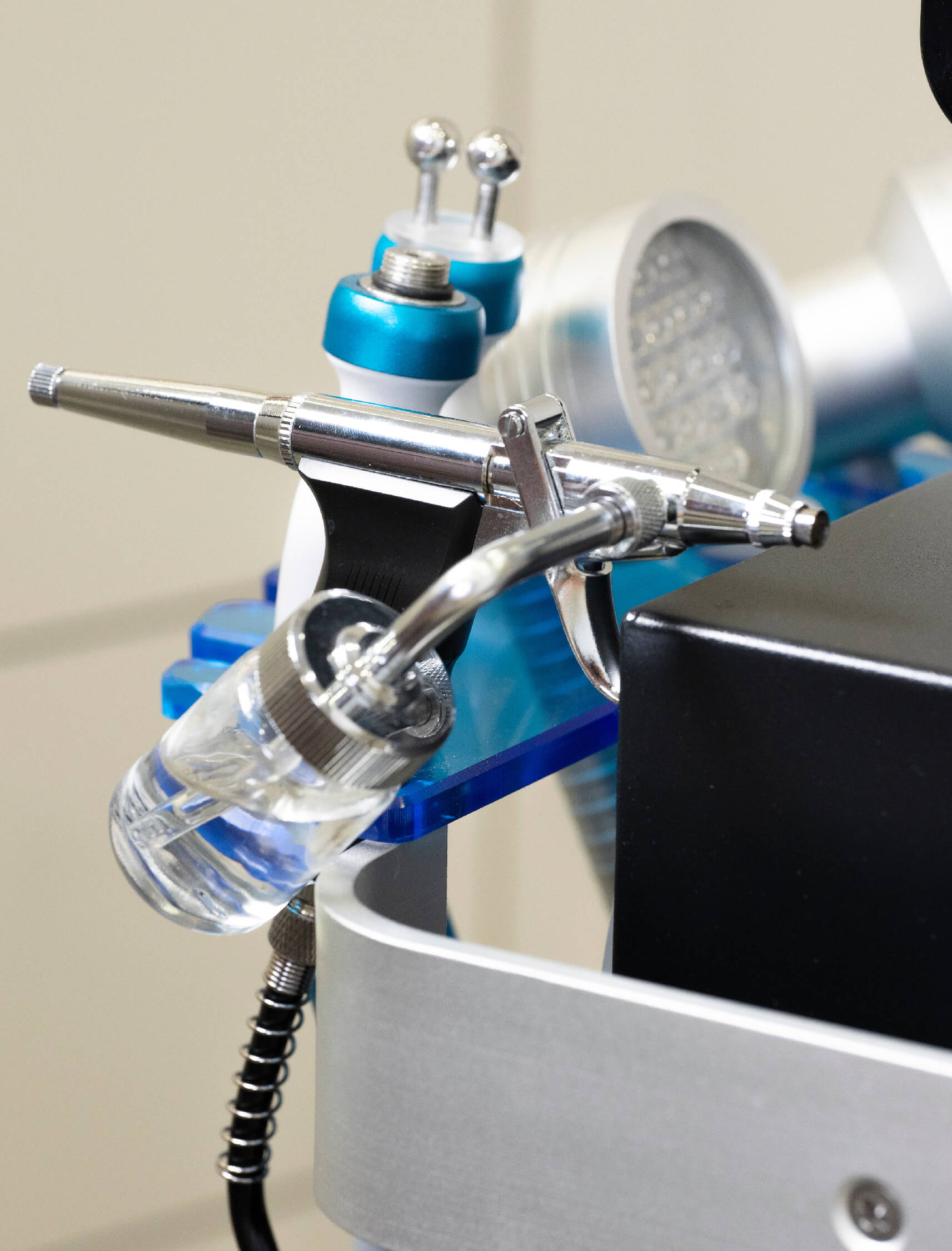Appareil utilisé lors des traitements MeAquafacial, conçu pour hydrater, nourrir et revitaliser la peau grâce à une technologie de pointe