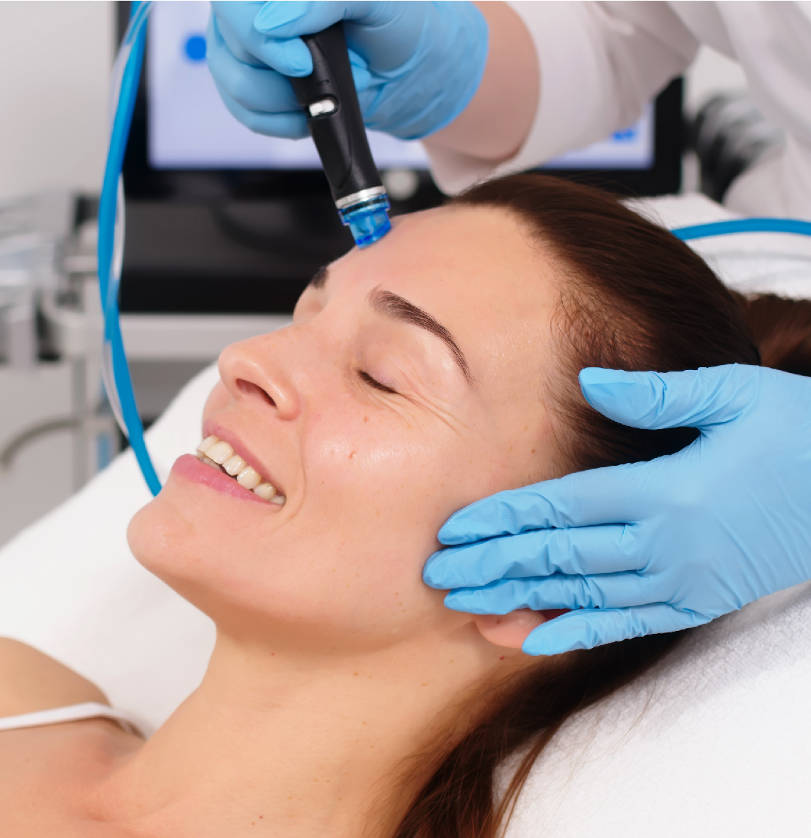 Séance de MeAquafacial en cours, combinant exfoliation, hydratation et nettoyage en profondeur pour une peau éclatante et revitalisée