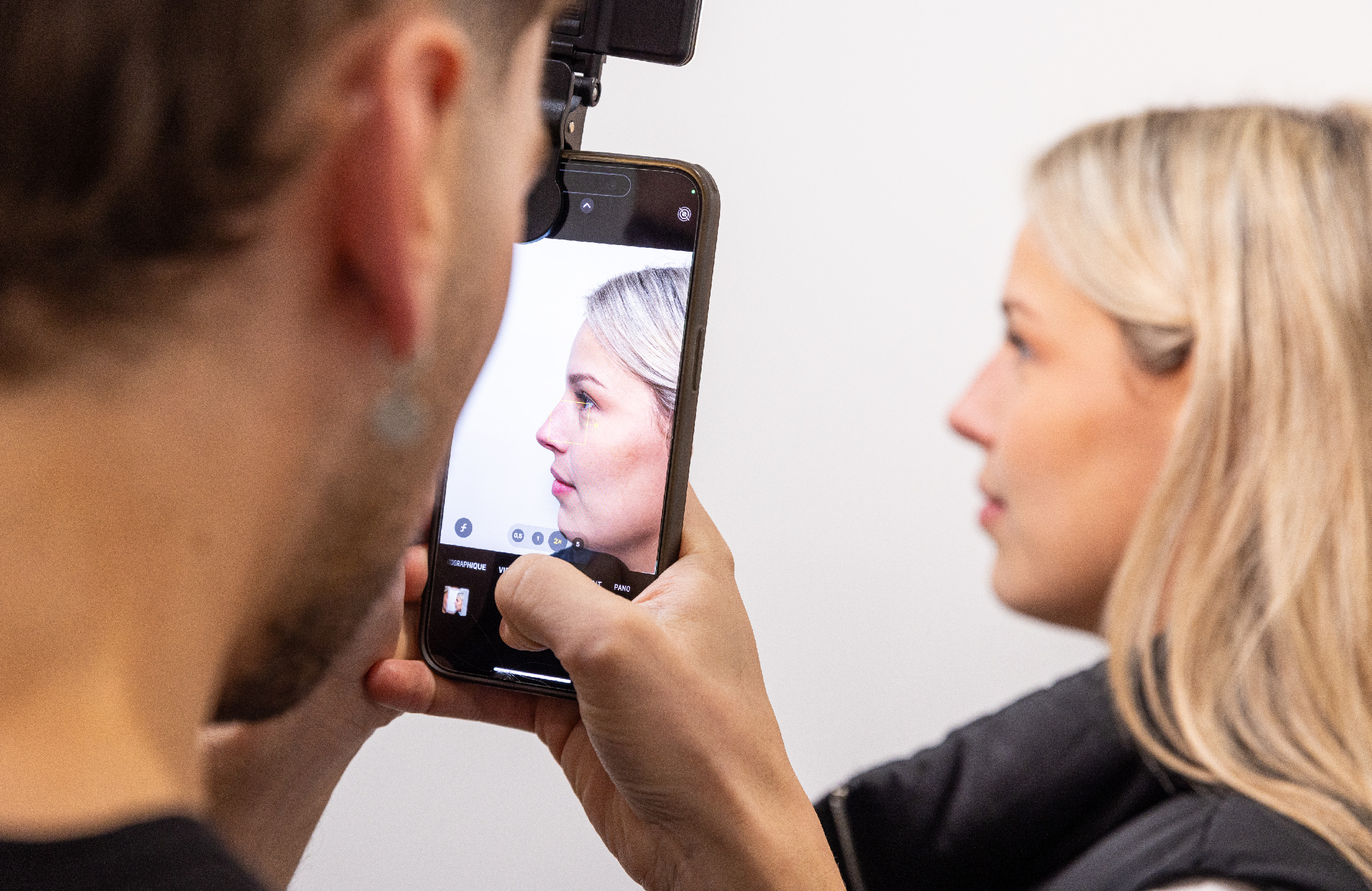 Consultation avec un professionnel de santé pour évaluer l’éligibilité à la rhinoplastie liquide