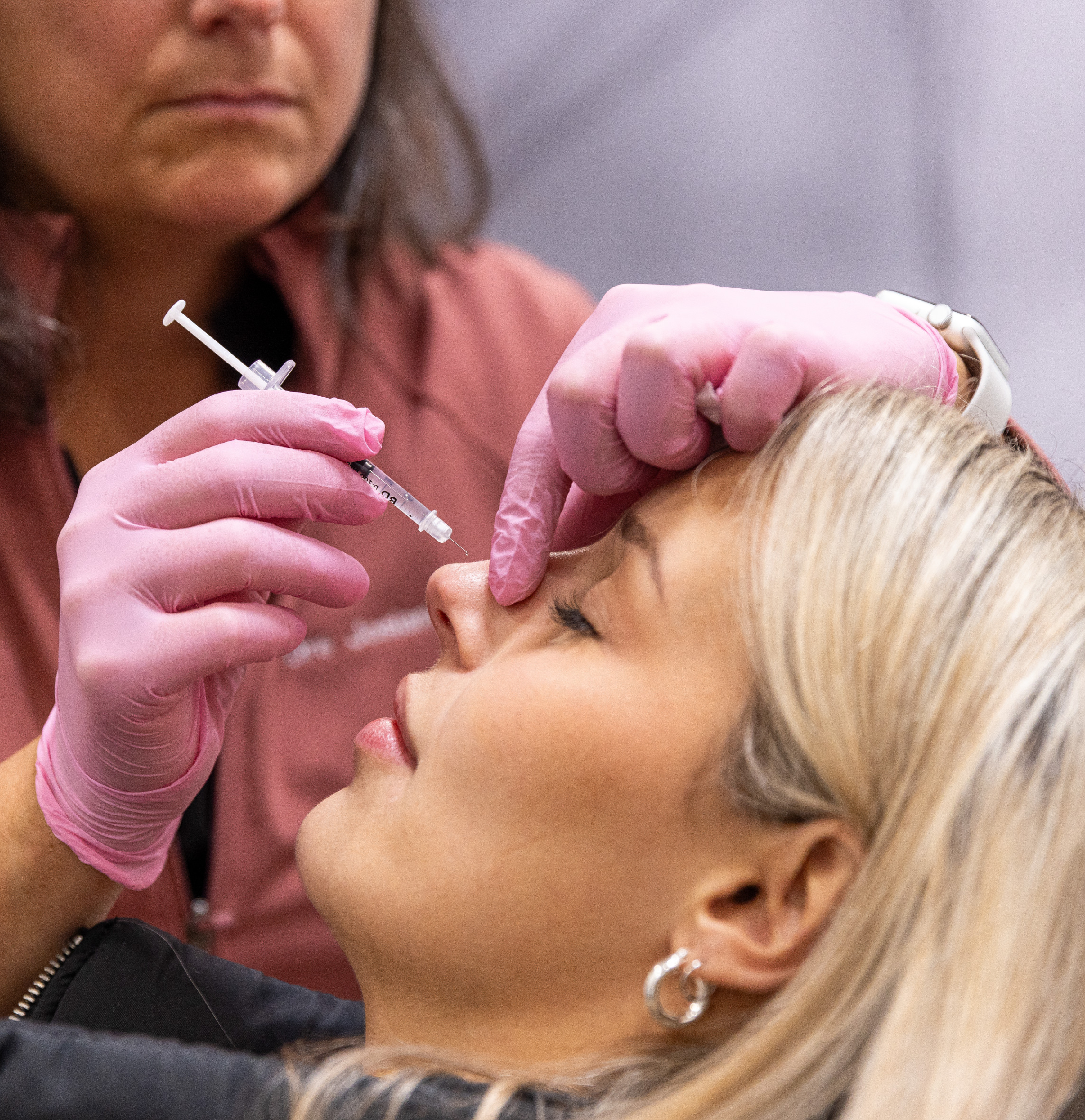 Femme recevant une injection d’acide hyaluronique pour une rhinoplastie liquide