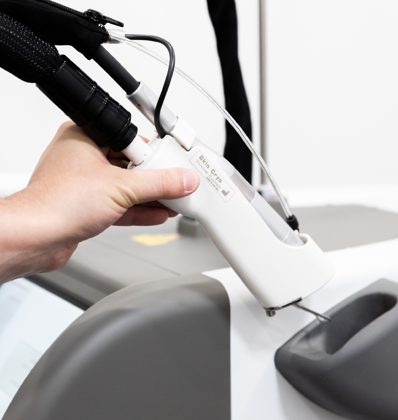 Technologie de pointe pour l’épilation définitive : manipulation du laser Alexandrite YAG en clinique esthétique