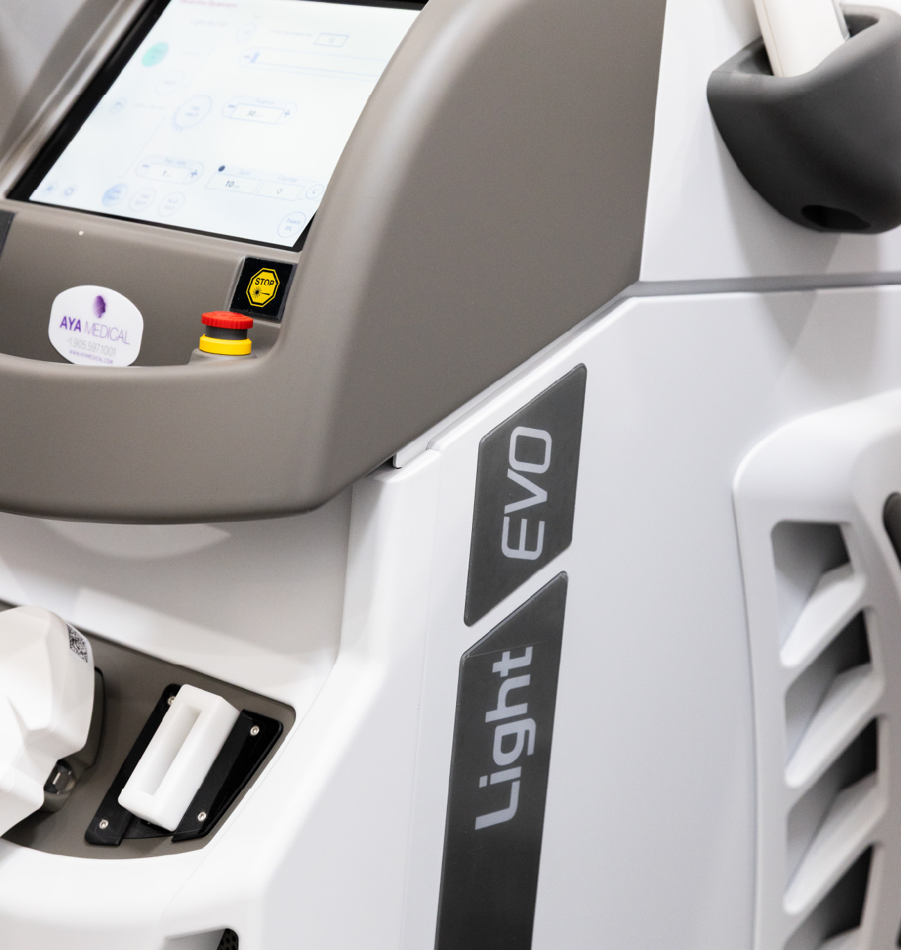 Dispositif Light EVO utilisé pour l’épilation laser et les soins esthétiques, offrant performance et précision en clinique