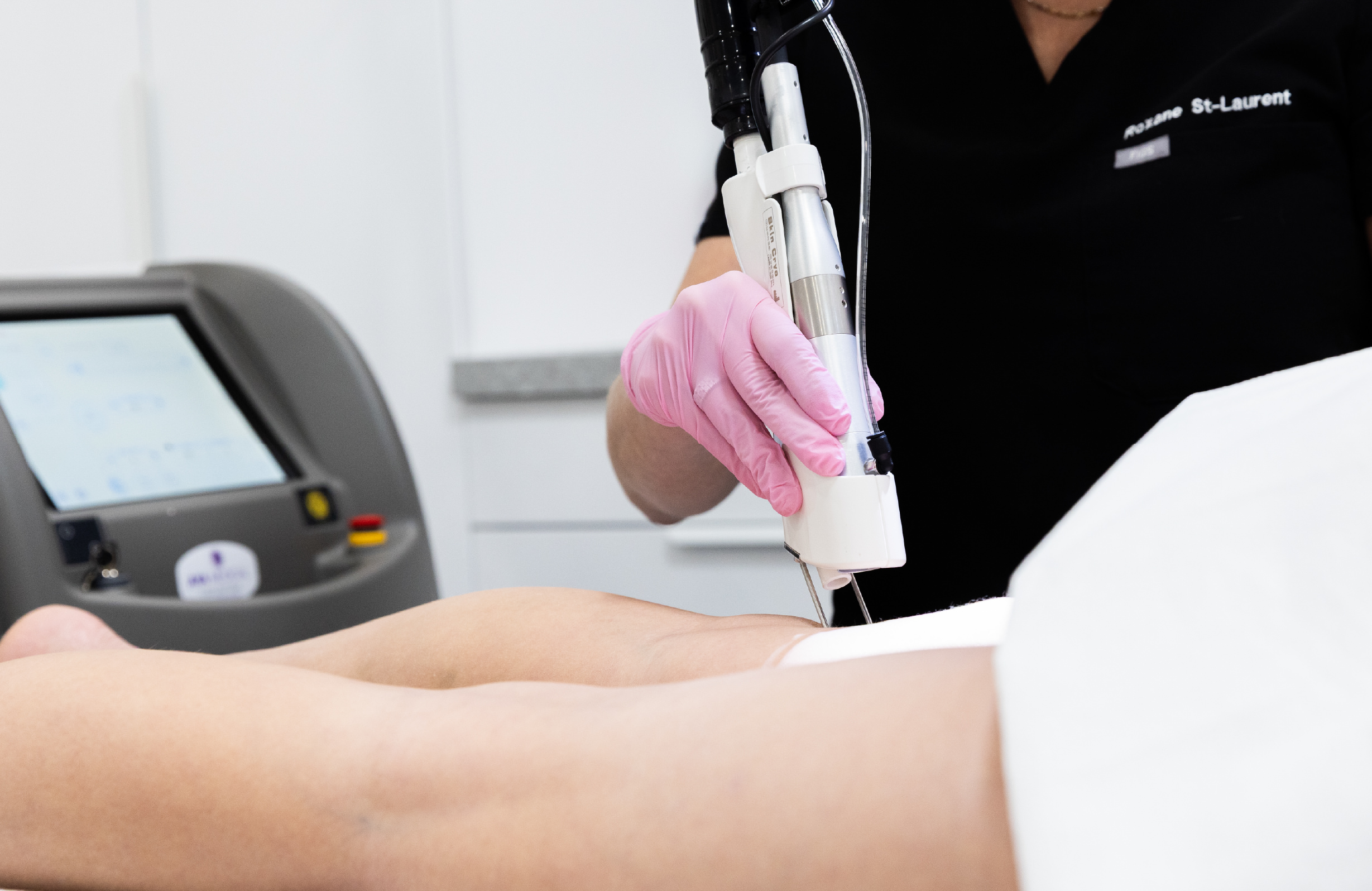 Traitement d’épilation définitive au laser Alexandrite YAG sur les jambes, réalisé en clinique pour une peau lisse et sans poils.